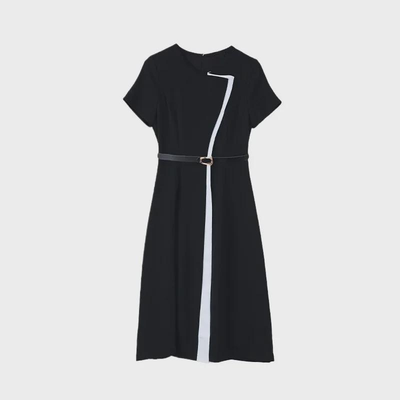 Letní bílé šaty s krátkým rukávem v barevných blokech pro rok 2024