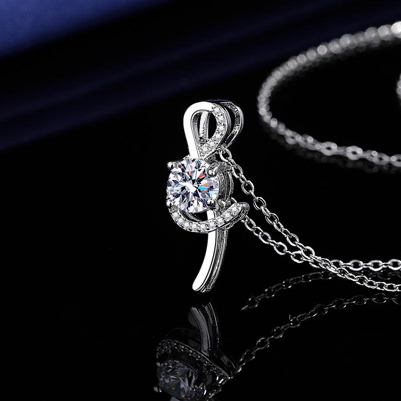 

Elegant 1 Carat Zircon Clavicle Necklace with Brilliant Notes and Eight Hearts, Eight Arrows Design