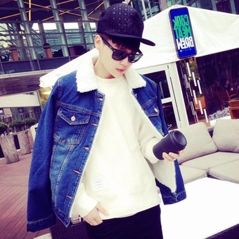 

Men s Winter Lamb Wool Denim Jacket - Trendy, Thick, and Loose-Fit for Teens and Couples in Hong Kong Style. S темно-синього кольору
