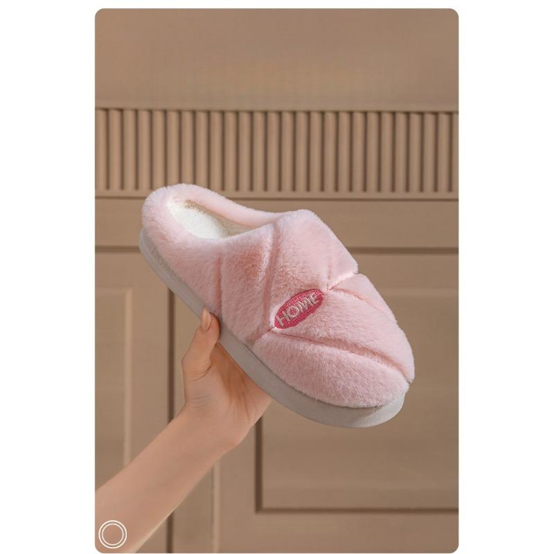 Damen tragen Haushaltswarme und Fleece-Komfortschuhe mit dicker Sohle und Plüsch-Baumwollpantoffeln außen.