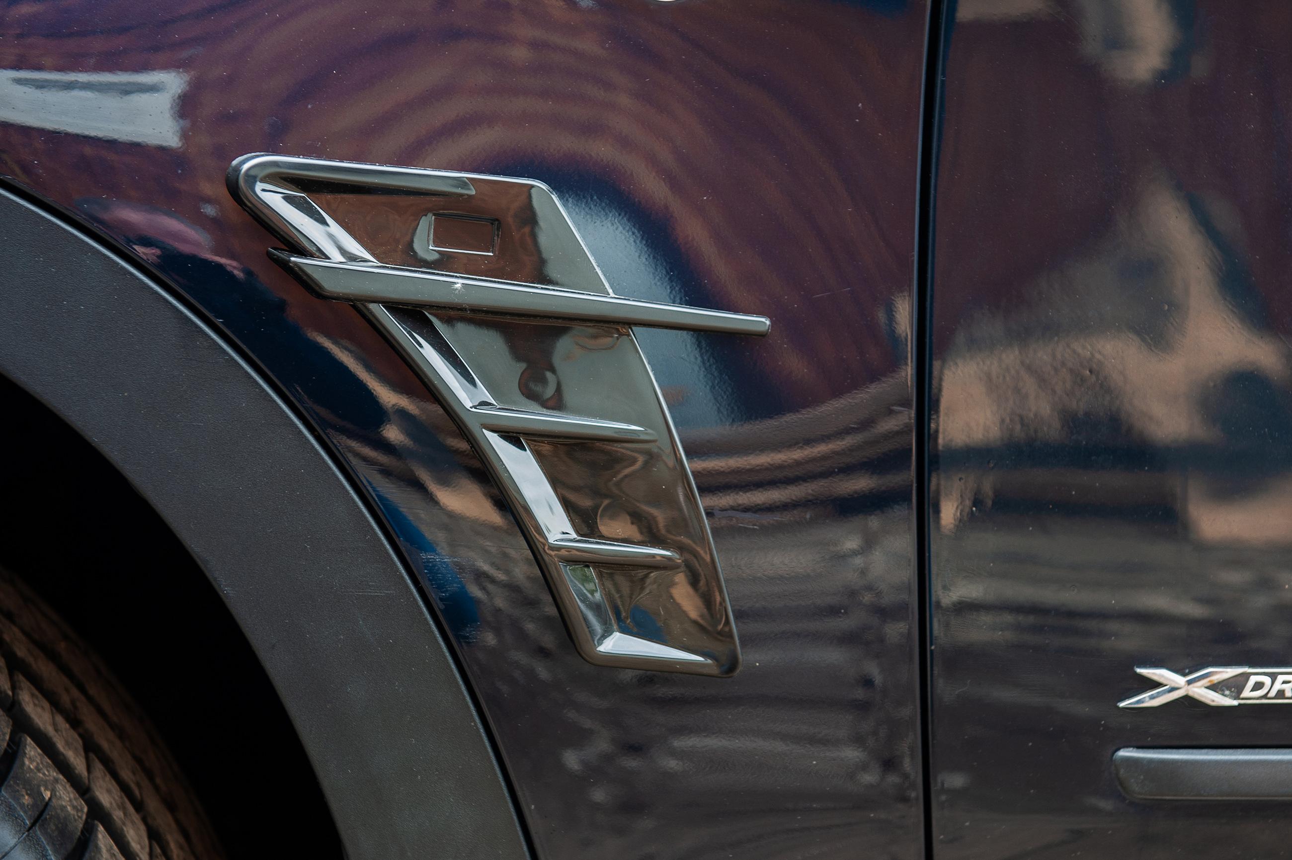 

Универсальные вентиляционные накладки на крылья тип-F (имитация, 2 шт, резина)