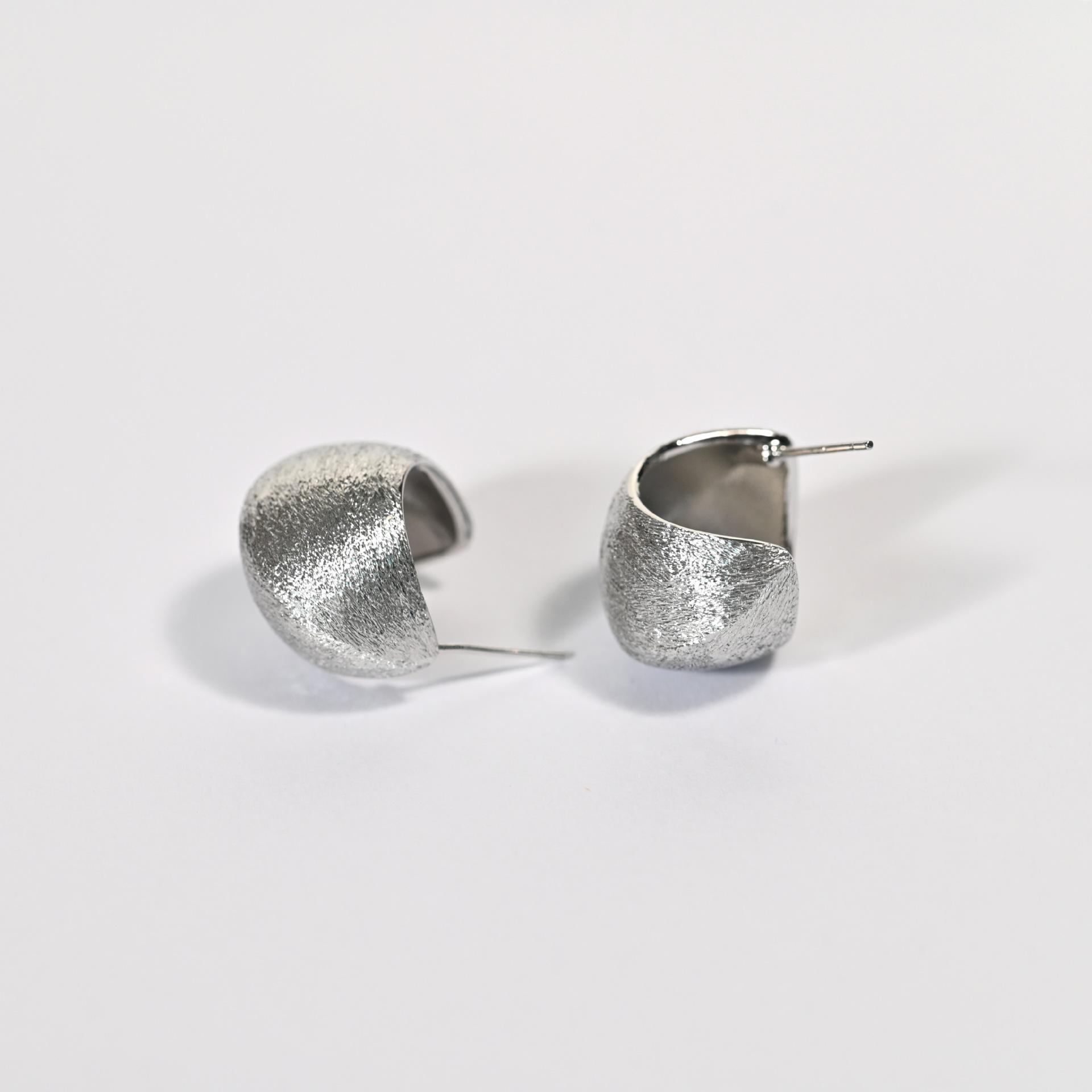 

Autumn and winter new European and American copper-plated K real gold earrings brushed texture stud earrings design geometric versatile earrings