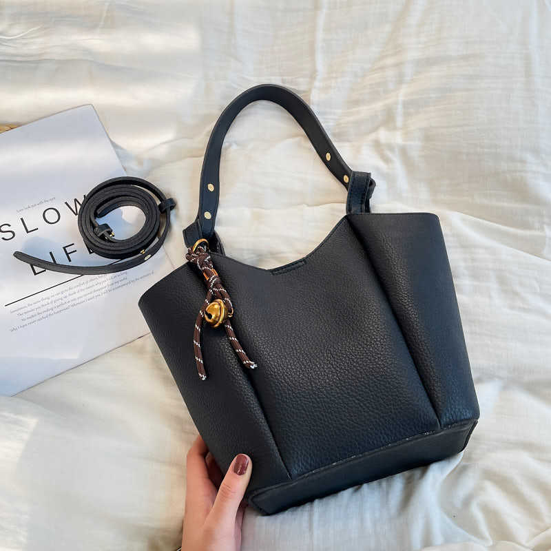 

Fashion handbag 2025 winter new retro bucket bag simple shoulder bag niche design messenger bag women Without pendant чёрный