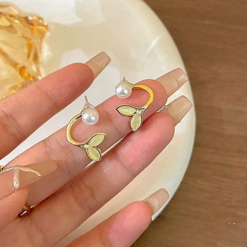 Pendientes de perlas de alta gama de moda Pendientes retro de nicho francés de lujo ligero Pendientes de perlas simples y versátiles para mujer