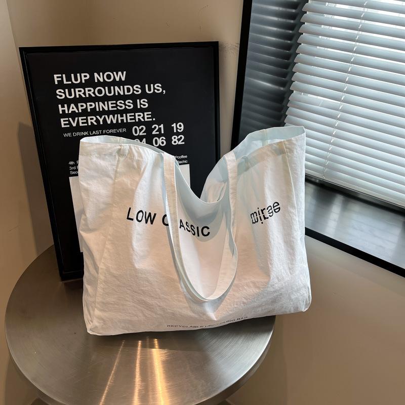 

2025 лето новый зарубежный стиль текстура простой модный большая вместимость сумка повседневная женская личность плечевая сумка-тоут серый