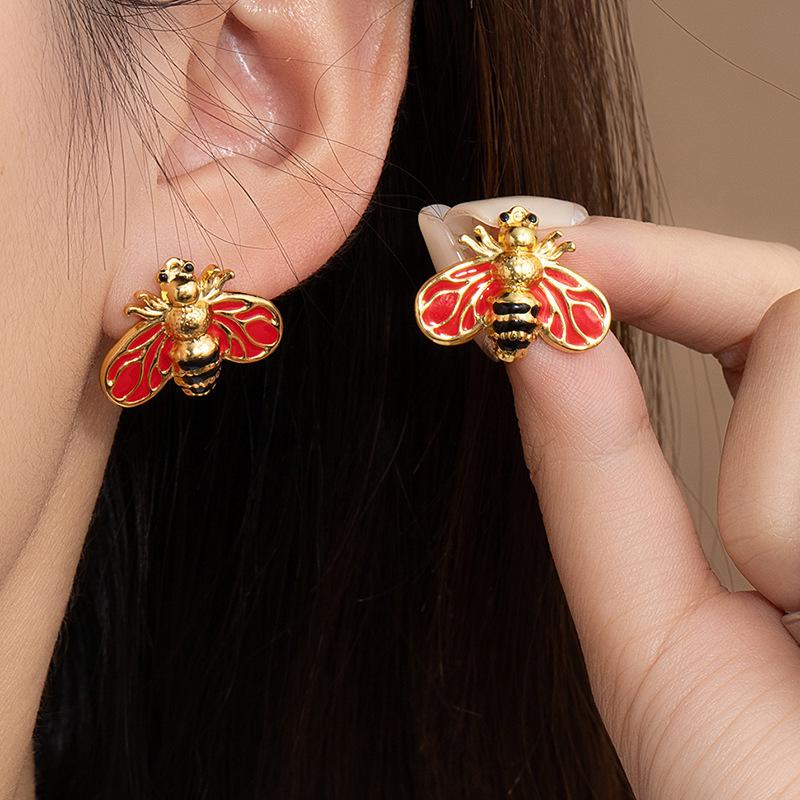 Elegantní nerezové náušnice s kapkami oleje ve tvaru včely