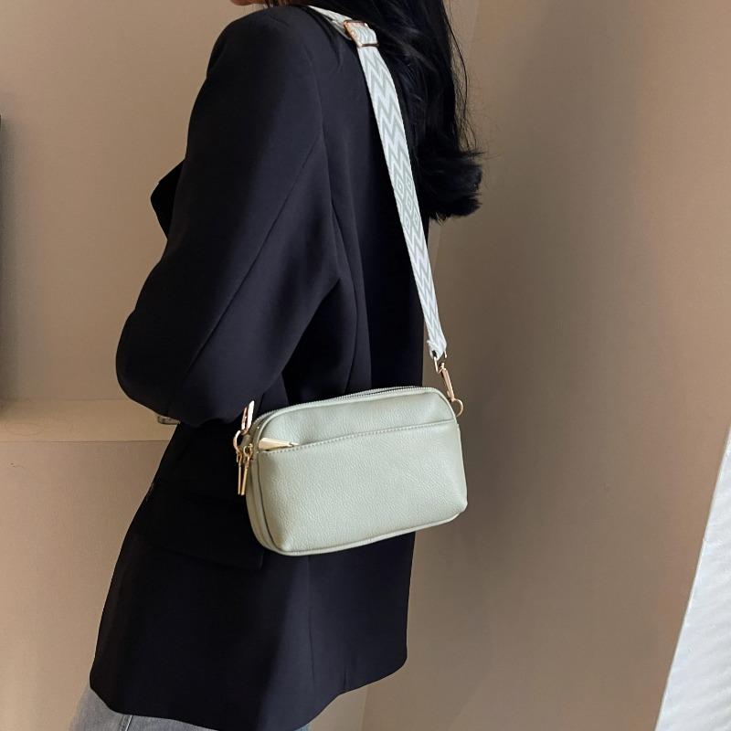 Chic Vegan Crossbody Bag Minimalist & Fashion-Forward PU Shoulder Bag for Women Simple and Versatile Small Square Bag