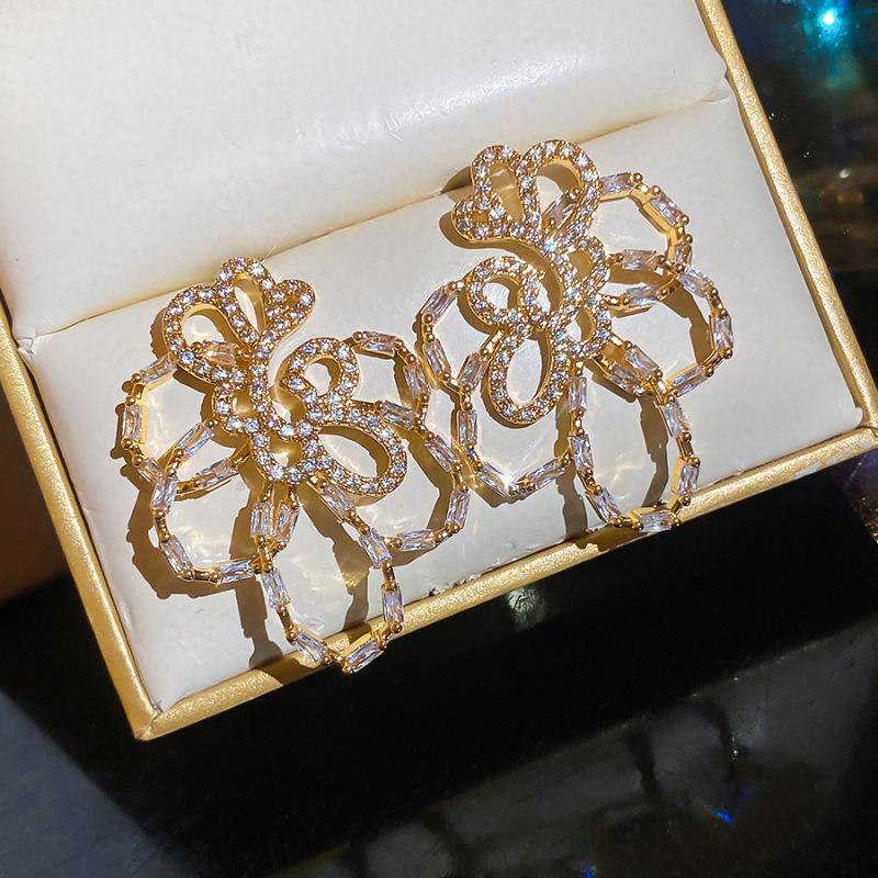 French elegance temperament zircon hollow flower stud earrings necklace set fashionable exquisite light luxury high-end jewelry women
