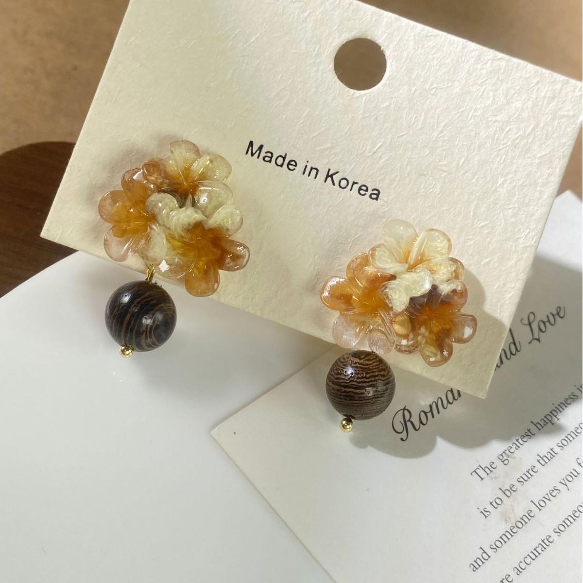 Retro French Amber Resin & Wooden Bead Flower Stud Earrings - Sweet, Fresh, Versatile Ear Accessories
