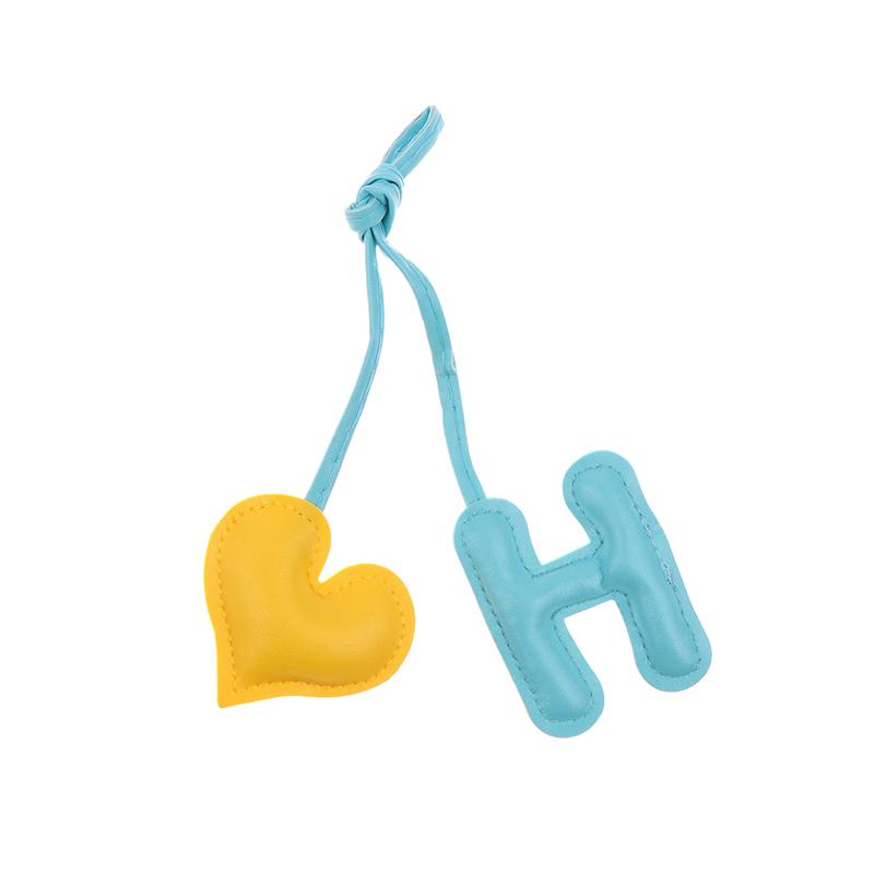 Leather Keychain Heart Letter Charm Pendant Keyring Fashion Simple All-Matching Bag Decoration Jewelry Accessories