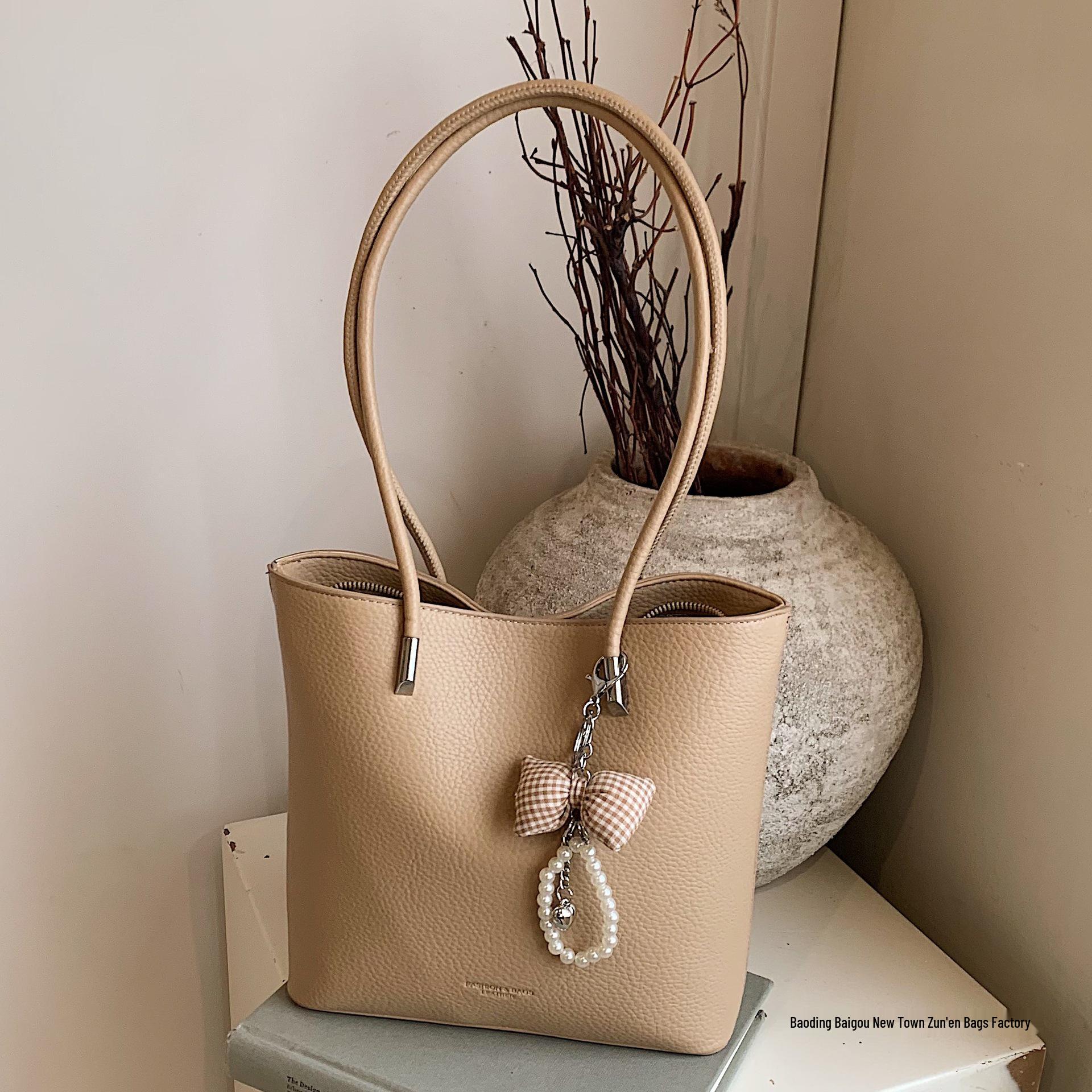 

Retro Lychee Grain Tote Bag: Versatile Crossbody Handbag for Women – Perfect for Commuting and Casual Use брудно-білий