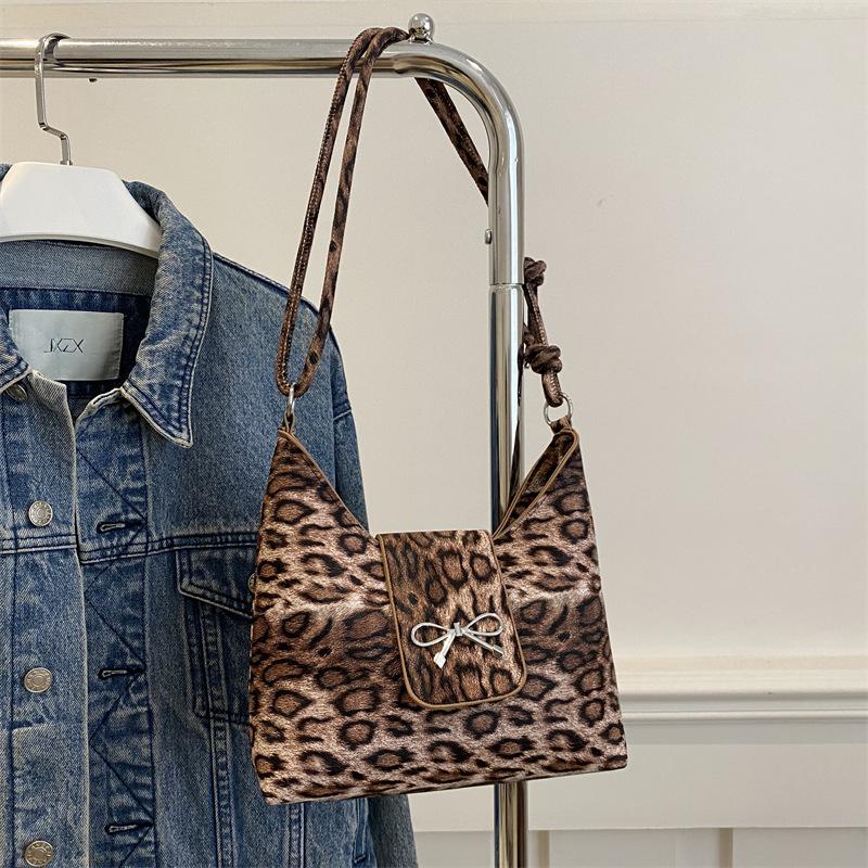 

Европа, Америка, мода и элегантность сумка на одно плечо подмышку 2025 новая ретро леопардовый принт нишевый дизайн литературная портативная сумка-полумесяц