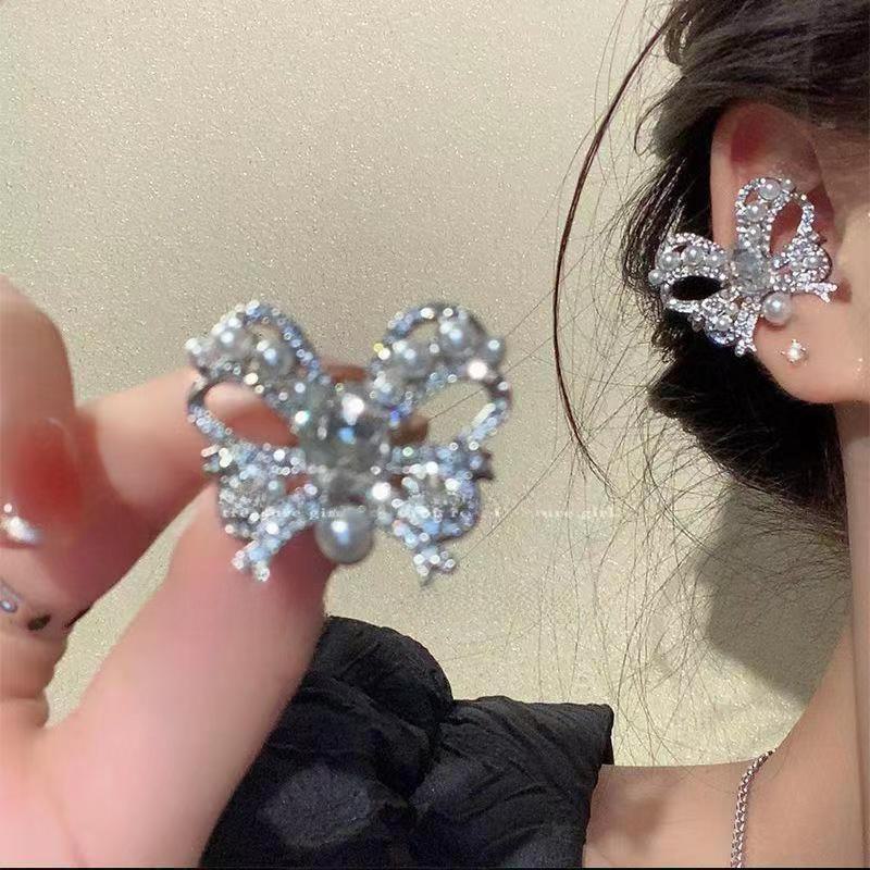 

Элегантные клипсы-бабочки из циркония — прокол не требуется left