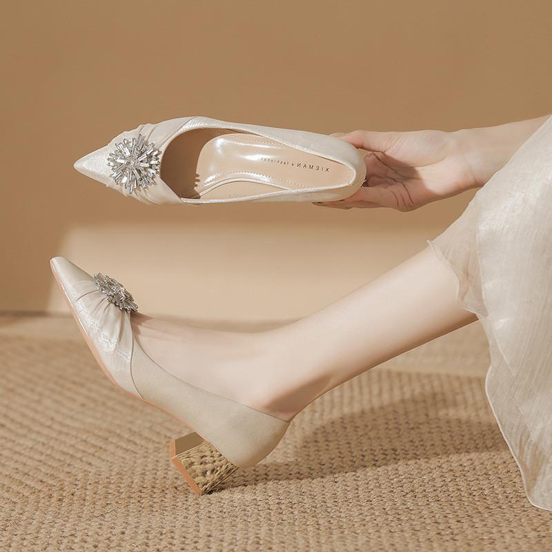 Fashion High-quality Satin Crystal Flowers Decorated Pumps Women Sexy Pointed Toe Red Wedding Bridal Shoes Elegant Chunky Heel Loafers