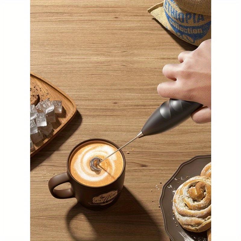 Miniaturní elektrický napěňovač mléka pro domácí použití. Ruční šlehač mléka