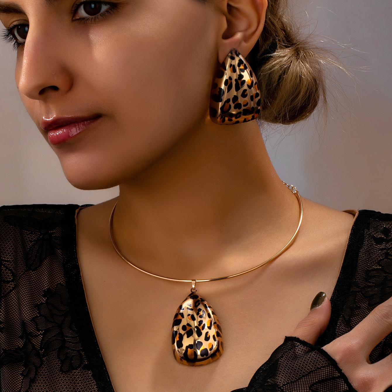 

Women s Jewelry Set, Geometric Water Drop-Shaped Pendant, Leopard Print Fashion Necklace and Stud Earrings Jewelry Set, Suitable for Daily Wear an леопард друку кольору