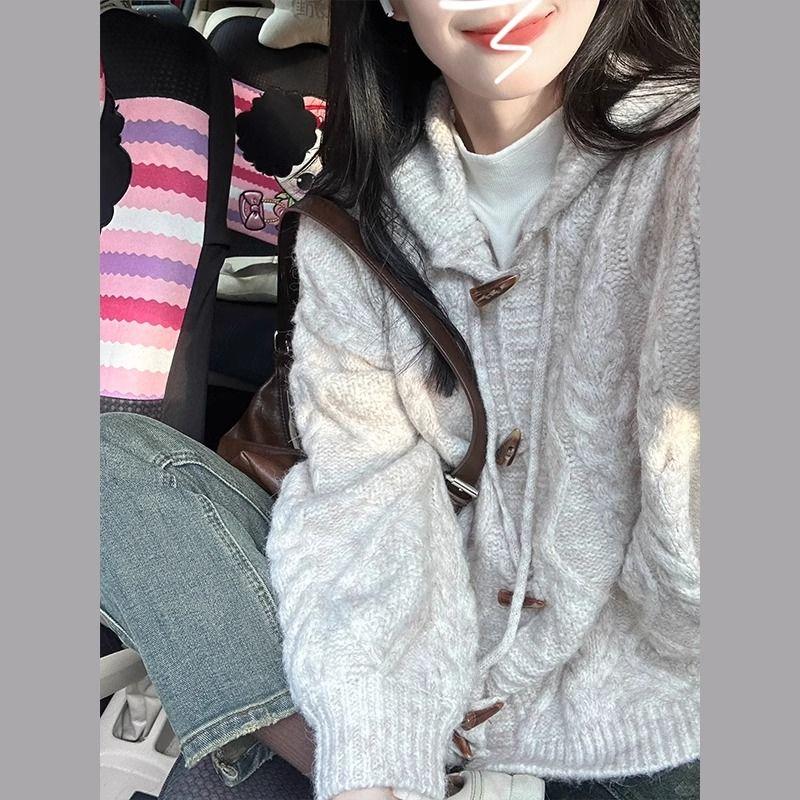 

Мягкий клейкий свитер с капюшоном и вязаным кабельным узором, застегивающийся на пуговицы-рожки, в стиле idle, верхняя одежда для женщин, осень-зима 2025, новинка, модный топ в K-стиле Oatmeal color L(Suggested 52.50 kg-57.50 kg)