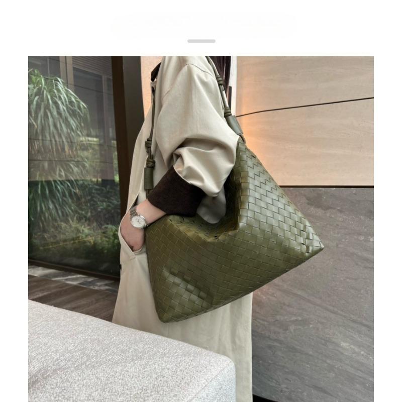 Pure Hand-woven Large-capacity Tote Armpit Bag, New Fashionable Commuting Versatile Bucket Oblique Span Bag, Premium Women's Bag
