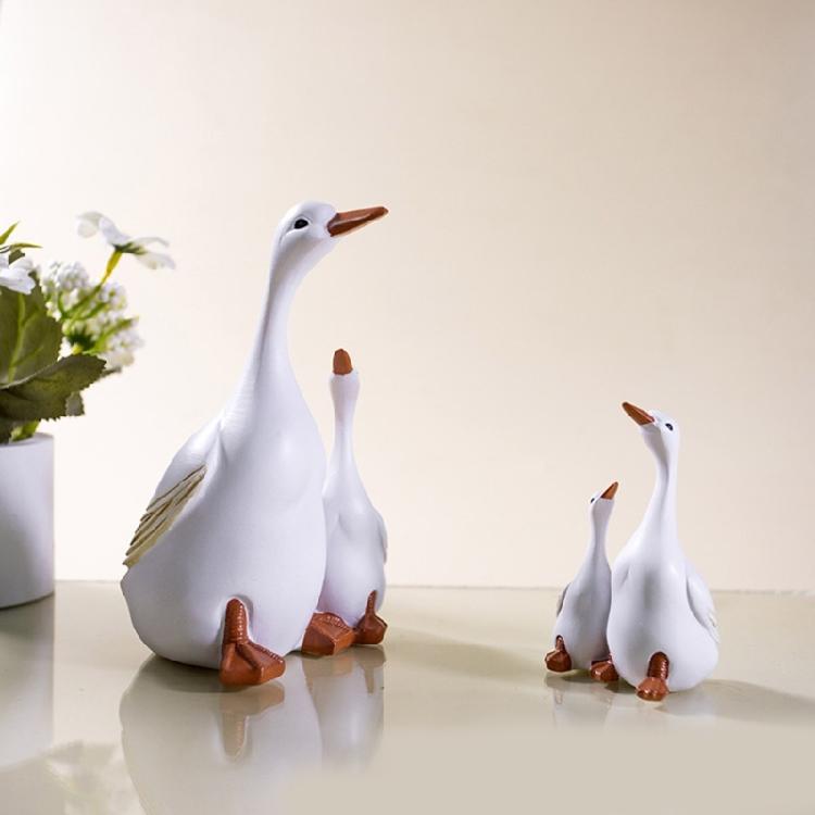 Artistic Duck and Duckling Sculpture for Yard Decoration Quality Resins for Patioes and Entrances
