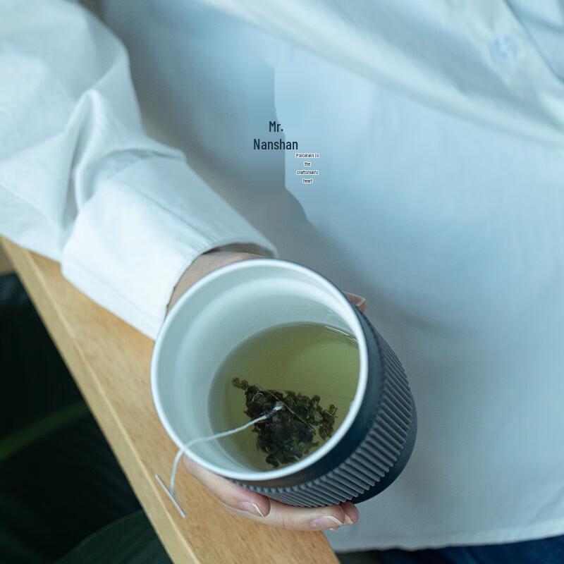 Nanshan Mr. Ceramic Anti-Scald Mug with Lid and Straw