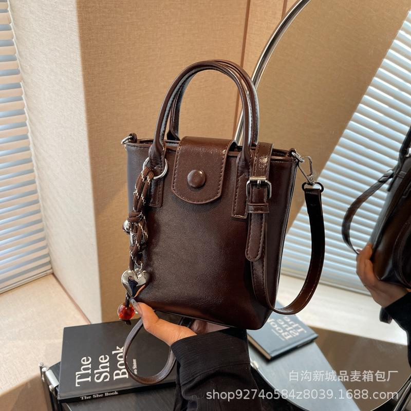 

Premium fashion handbag 2025 new niche design messenger bag retro commuter shoulder bucket bag темно-коричневого