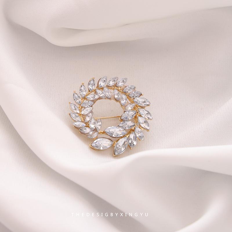 Broche Elegante de Pérola Dourada e Espiga de Trigo: Acessório Versátil e de Alta Qualidade para Mulheres