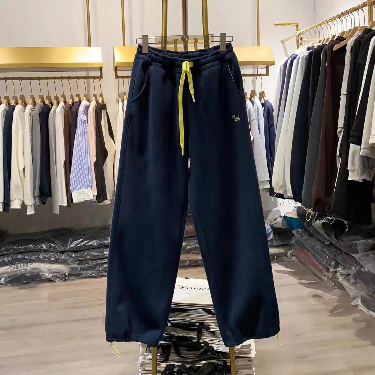 

Plus Size 300 Jin Fleece-Lined Embroidered Casual Sweatpants for Women - Slimming Elastic Waist Long Pants for Autumn/Winter. XXXL темно-синього кольору