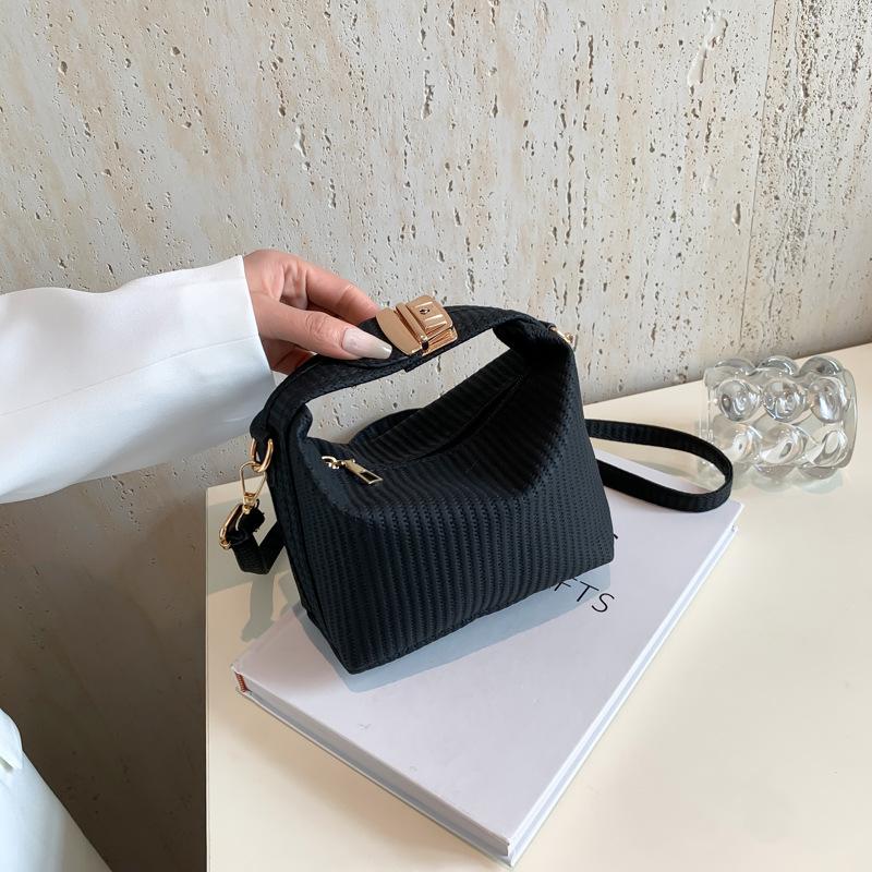 

Корейская версия ins популярна в этом году, новые сумки, женская повседневная личность, универсальная однотонная темпераментная сумка-мессенджер для通勤 чёрный