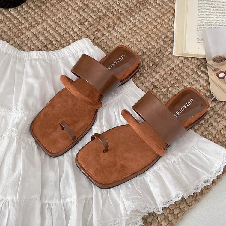 

Популярные белые шлепанцы на плоской подошве, нескользящие, цельные, женские, летние, 2025 новые, во французском стиле, со юбкой, крутые шлепанцы 40 коричневый