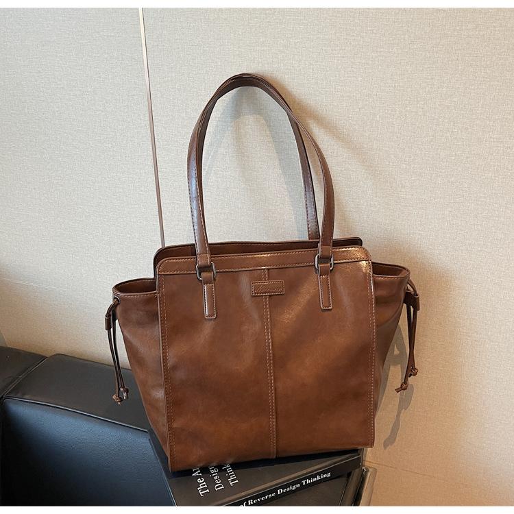 Premium sense retro large-capacity women's bag 2025 new winter fashion versatile shoulder bag foreign style portable tote bag