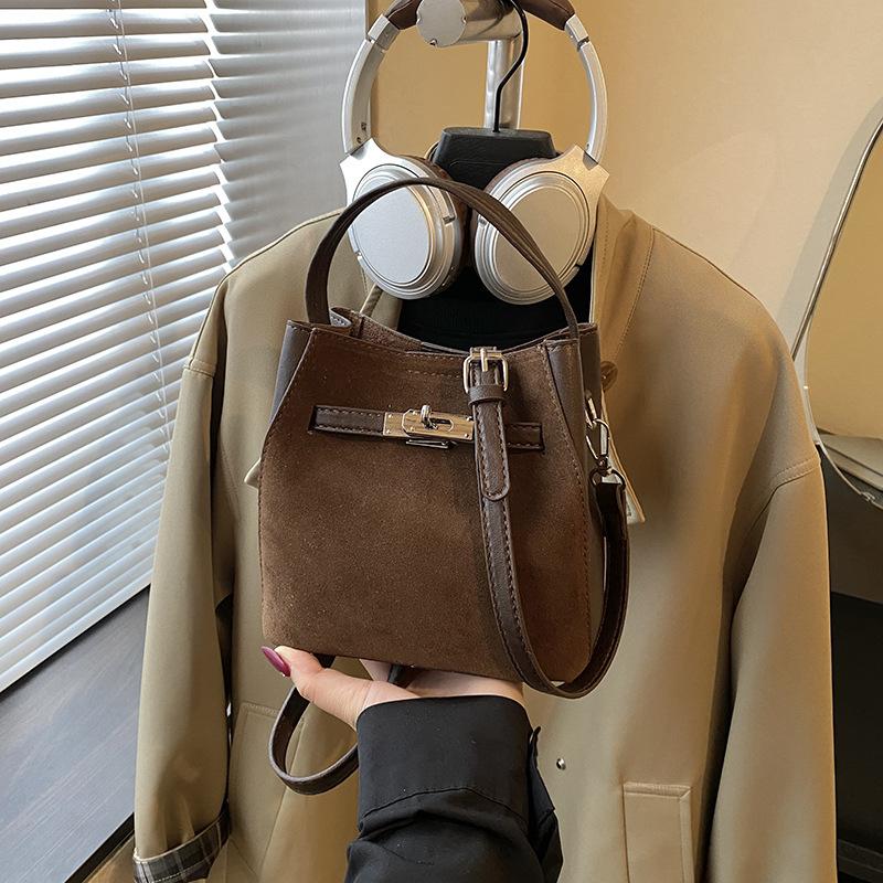 Autumn and Winter Women's Portable Bucket Bag 2025 New Versatile Fashion Foreign Style Exquisite Commuting Niche Design Shoulder Bag