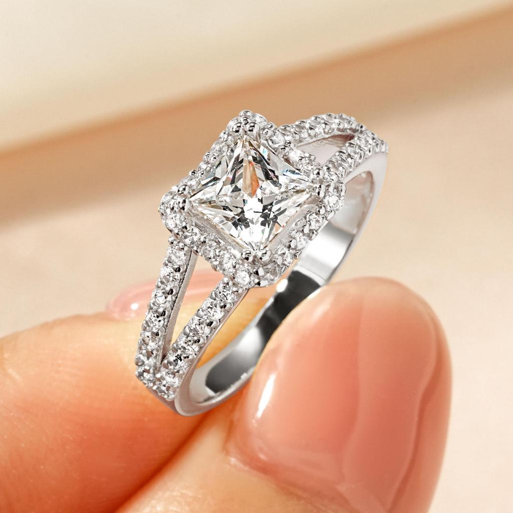 Women's Light Luxury Round Diamond Zircon Ring – Elegant Micro-Pave Fashion Accessory