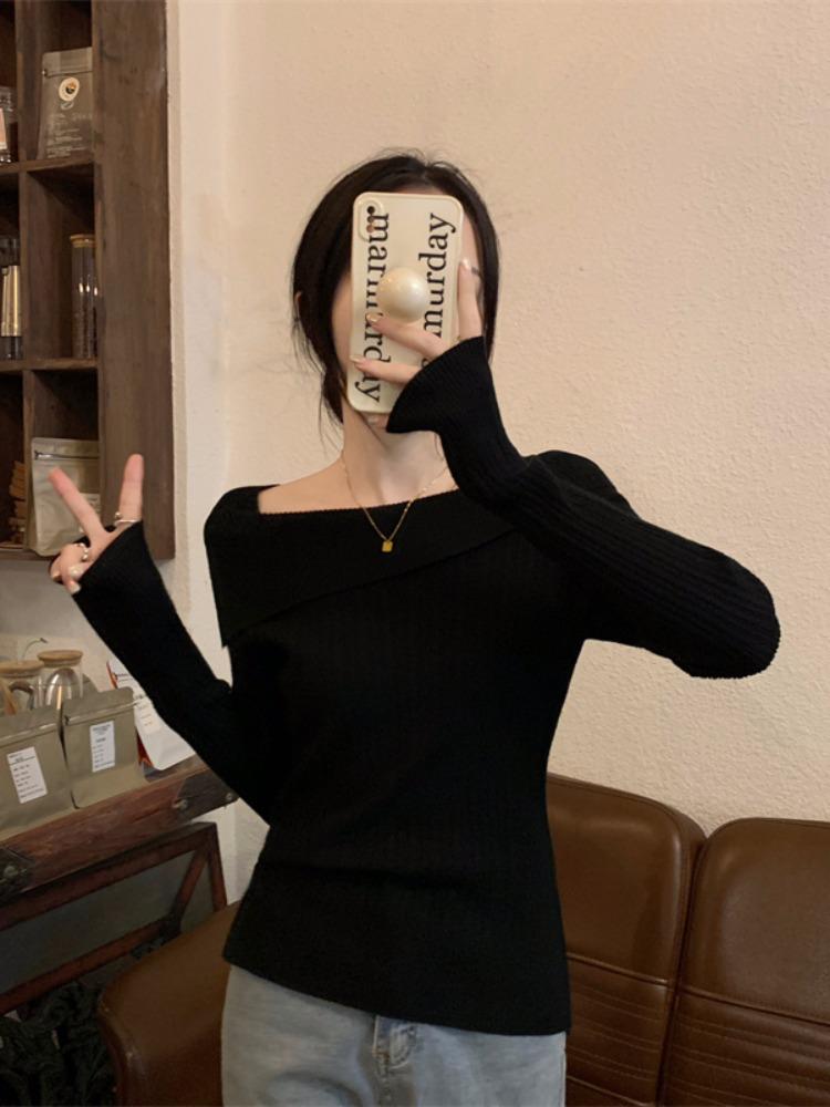 Women's Irregular One-Shoulder Knit Base Layer Top with Collarbone Design, Long Sleeves, and High-Waisted Fit for Spring and Autumn.