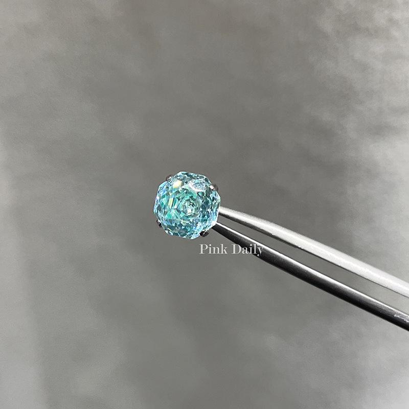 

Мерцающий бриллиант огранки «роза», хрящевой пусет, 8 мм плоская задняя часть, титановая сталь, дизайн «камелия». 8mm