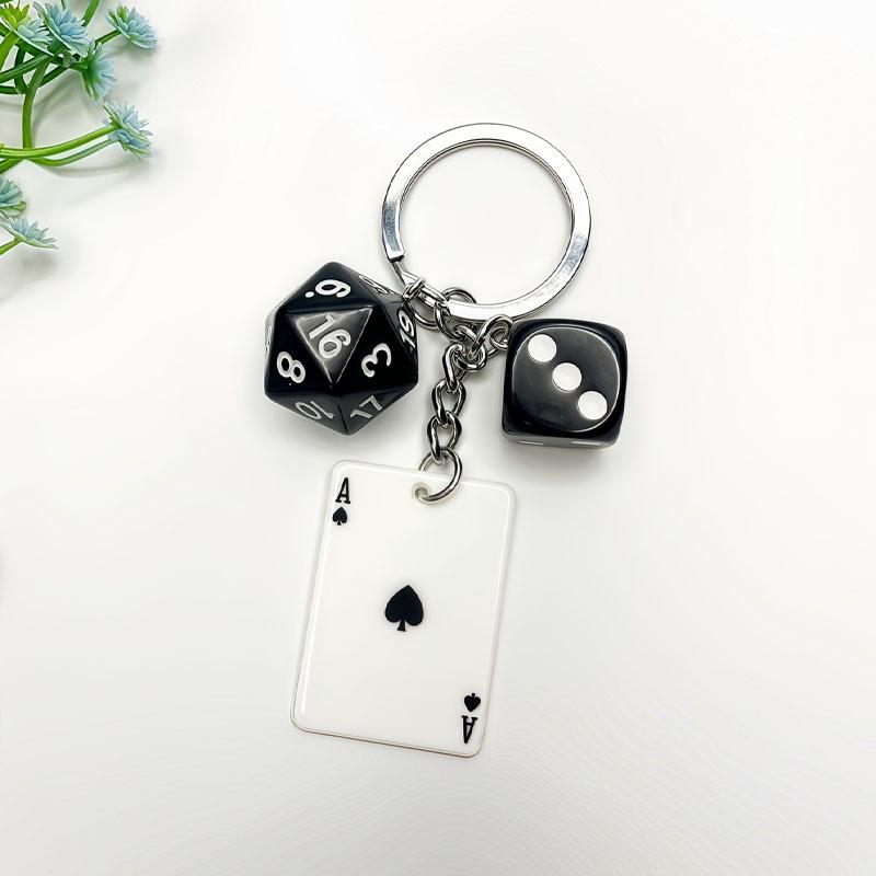 

Минималистичный брелок с красным сердцем и пикой: Акриловая подвеска с дизайном игральной карты