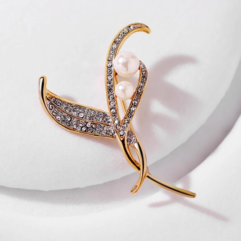 Vintage Rhinestone Leaf Pearl Brooch: Elegant Retro Pin Accessory
