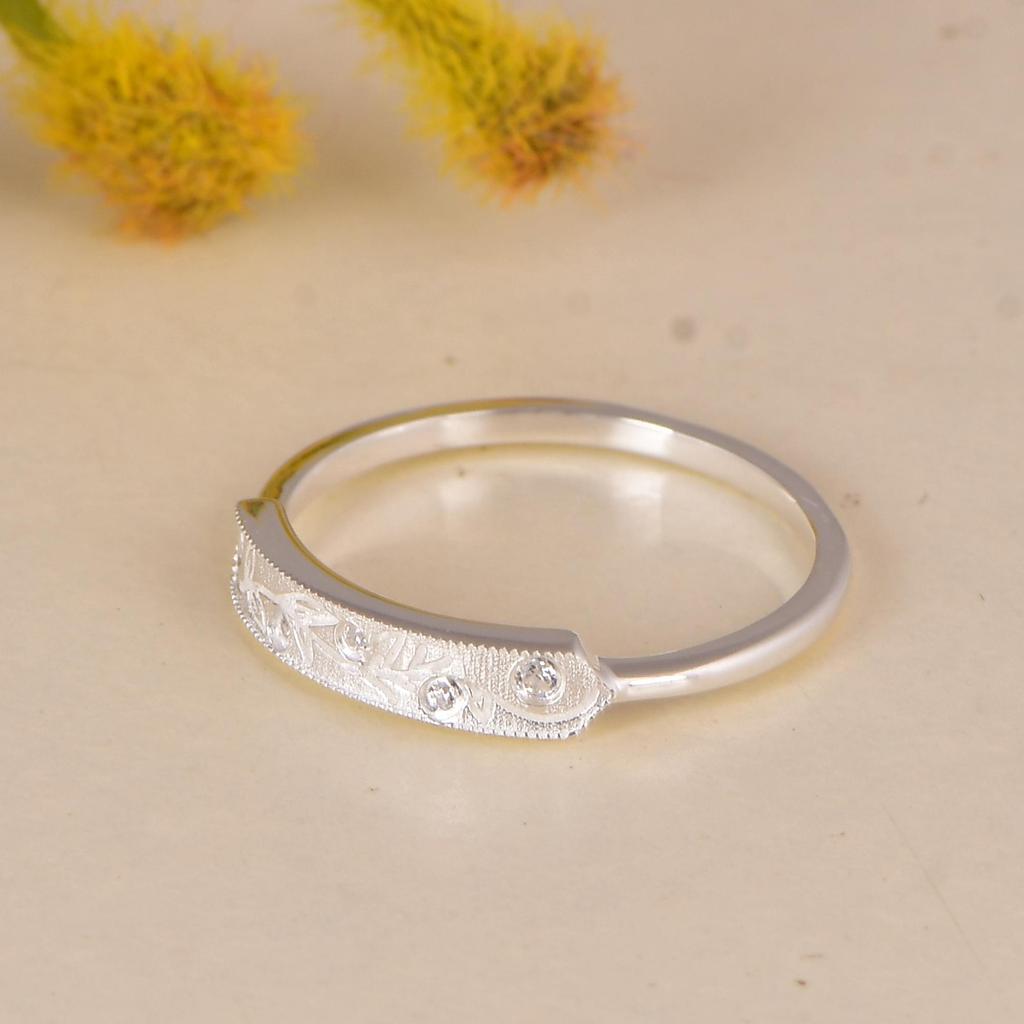 Minimalist Silver Leaf Ring with Cubic Zirconia, Dainty Nature Inspired Band, CZ Stackable Ring, Everyday Jewelry, Gift for Her.