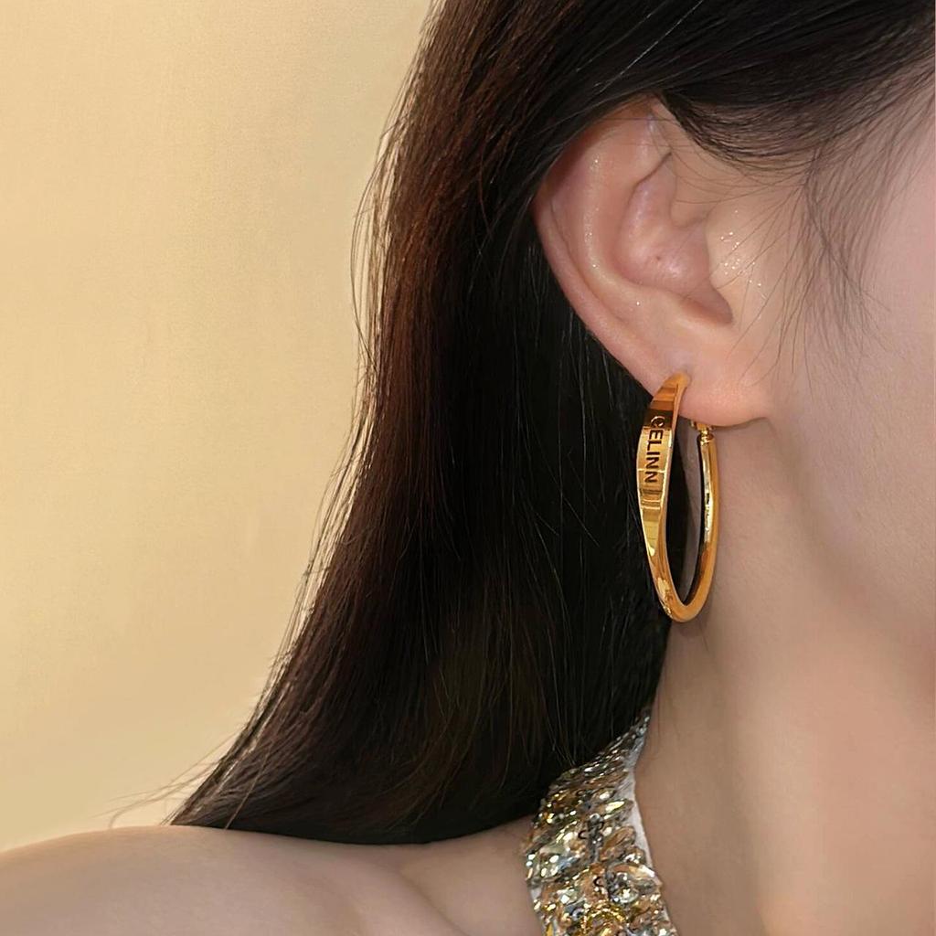 Brincos Argola Letra Retrô de Luxo 2025 para Mulheres - Grandes, Elegantes, Design em Metal