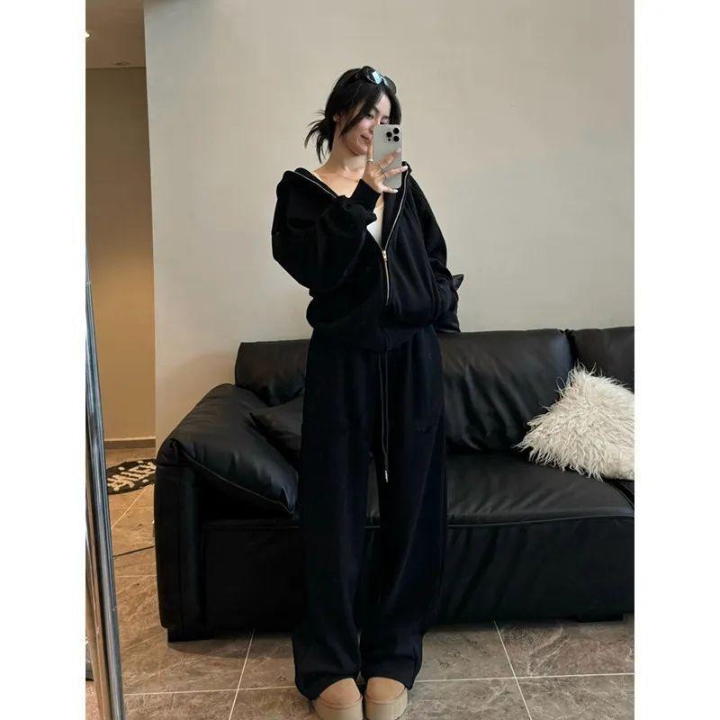 Jednoduchá jednobarevná ležérní sportovní souprava pro ženy na podzim a zimu, obsahující bundu s kapucí a široké kalhoty