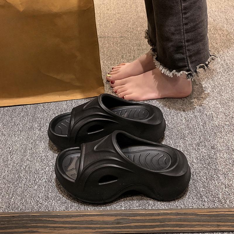 Soft Design Women's Sandals and Slippers 2024 New Summer Minimalist Home Shower Non Slip EVA External Wearing Slippers Luxury