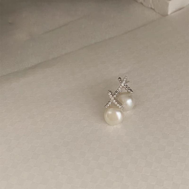 Elegant Freshwater Pearl Micro-inlaid Earrings - High-end Niche Style Celebrity Gift