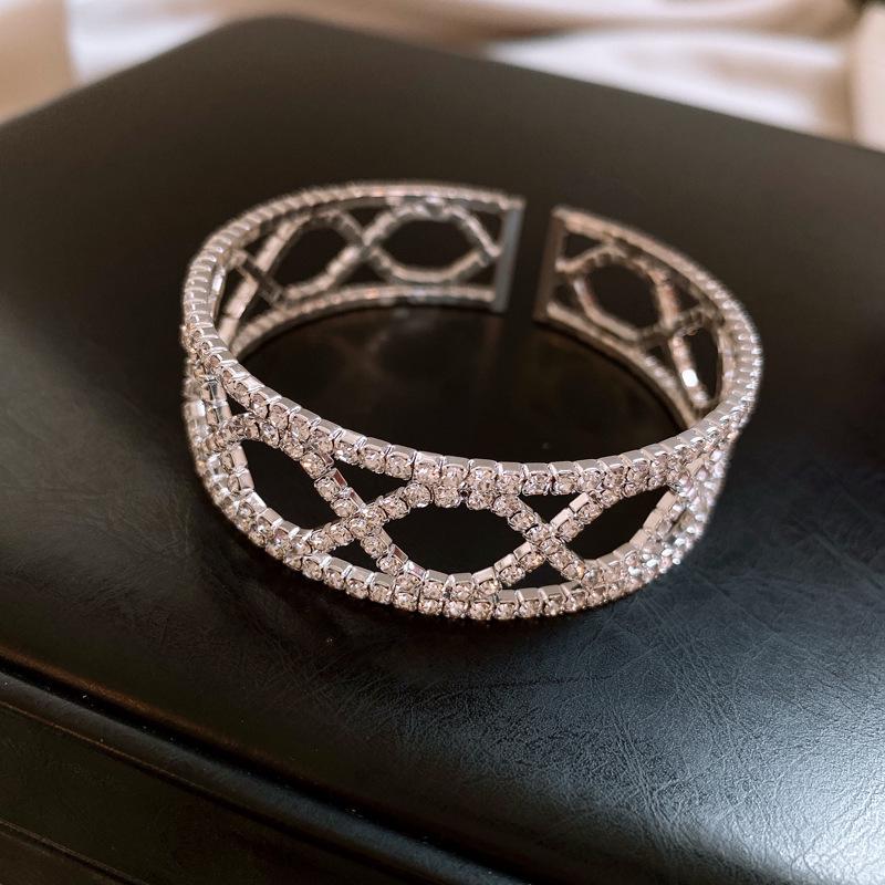 Francuska bransoletka wielowarstwowa z cyrkoniami: Elegancka bransoletka w stylu light luxury z przesadnym designem.