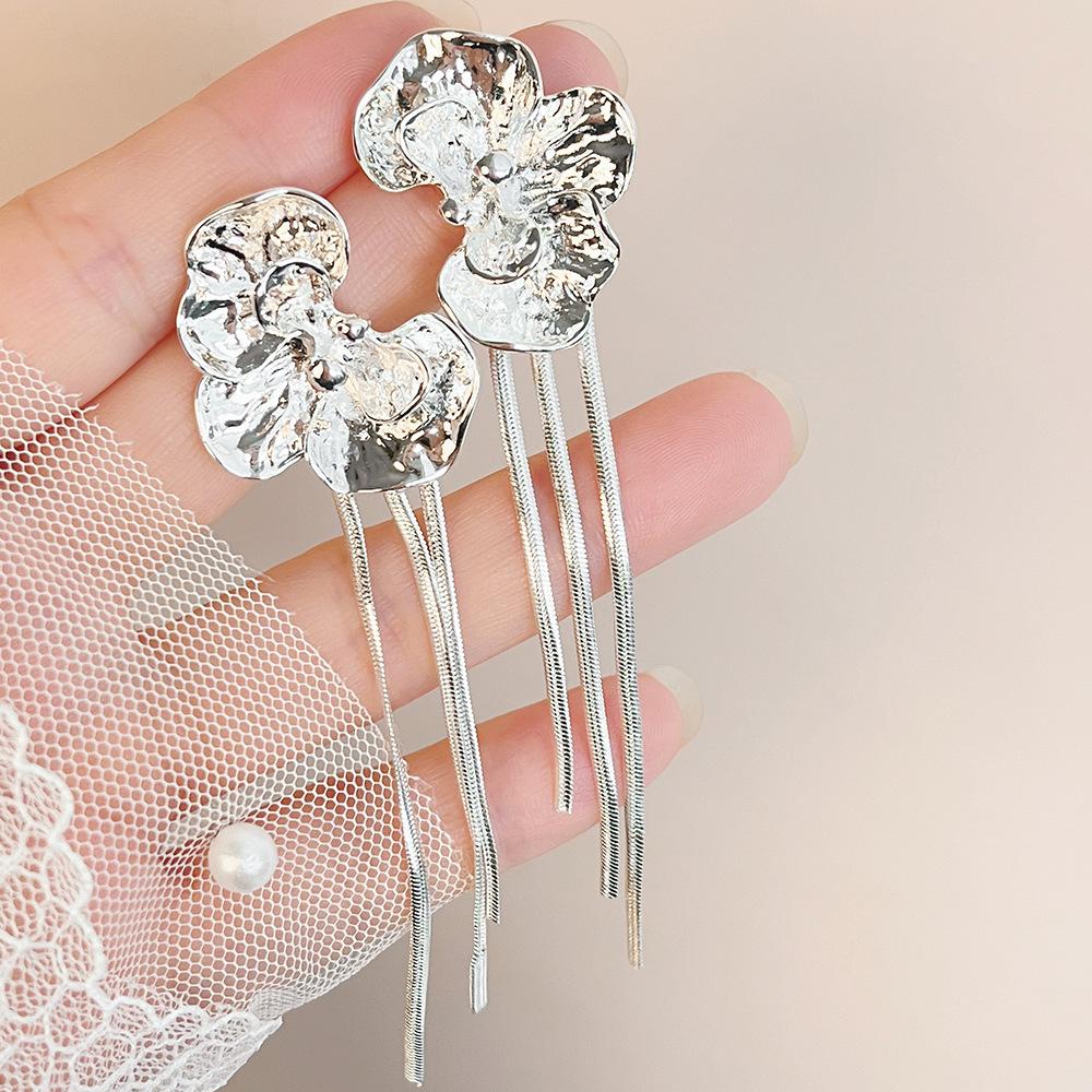 Light luxury irregular pleated metal flower earrings feminine exaggerated long fringed earrings earrings