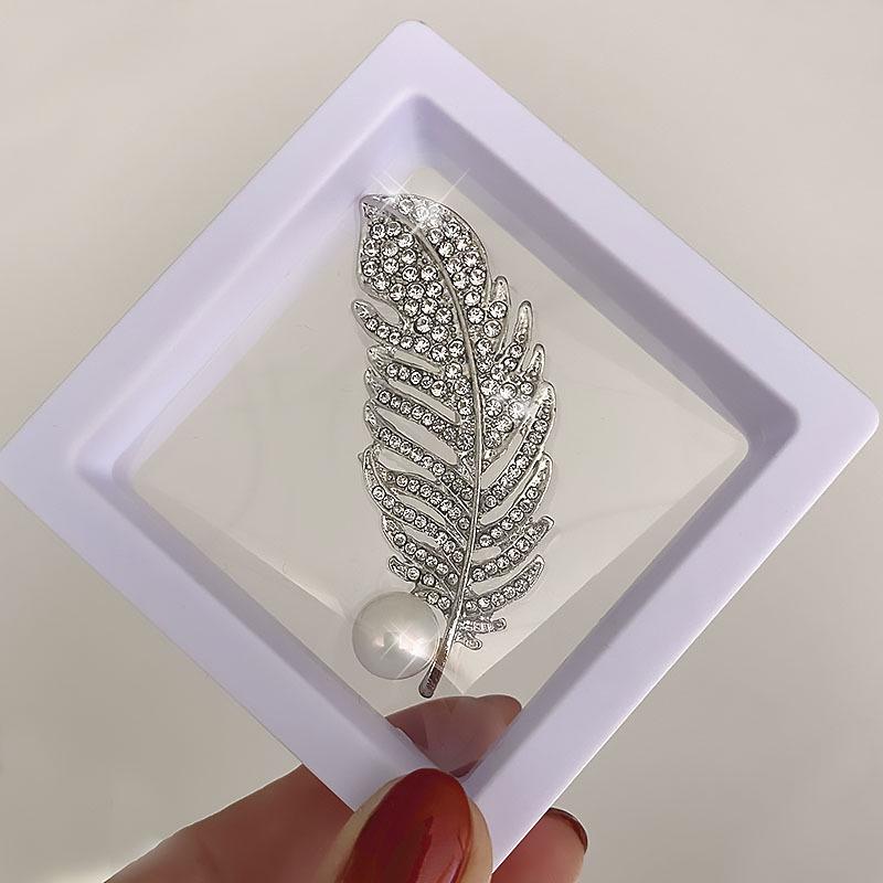 Exquisite Pearl Scarf Buckle: Rhinestone Butterfly Brooch & Bow