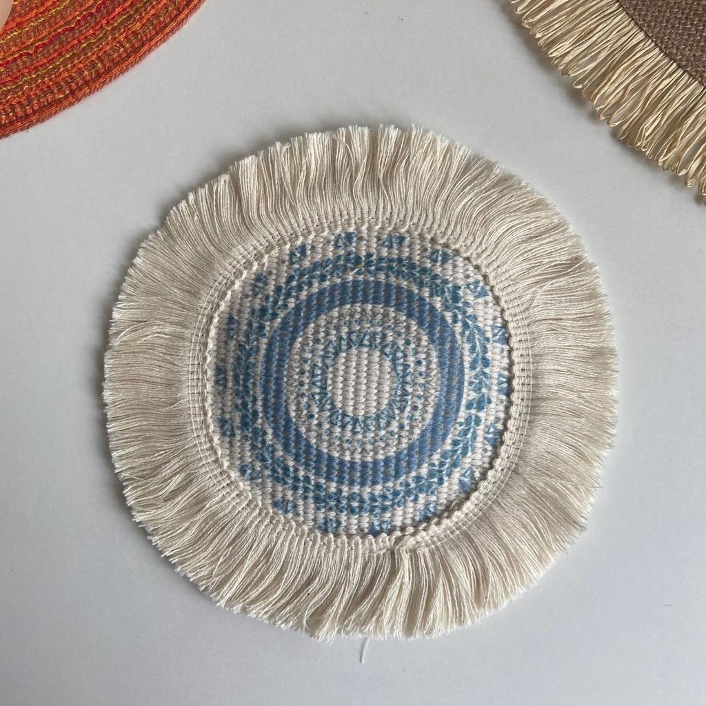 4er Set Boho Gewebte runde Tischsets Handgemachte Tischsets Gewebte Jute Quastenmatte RetroTischdekor Fransen Kaffeematte Fellknäuel Essmatte Pompom Home Decor