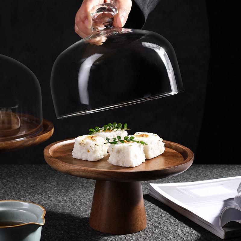 Dřevěný podnos na dort Naijiang s vysokými nožičkami a skleněnou kupolí
