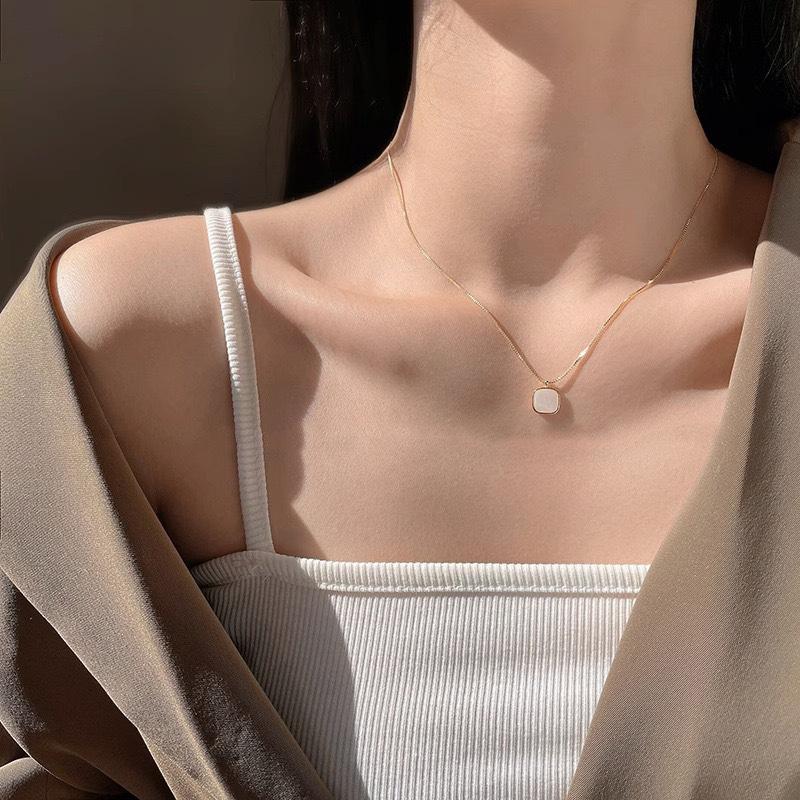 Light Luxury Niche Square Shell Necklace for Women's Summer Design Ins Style Simple Temperament Gentle Collarbone Chain