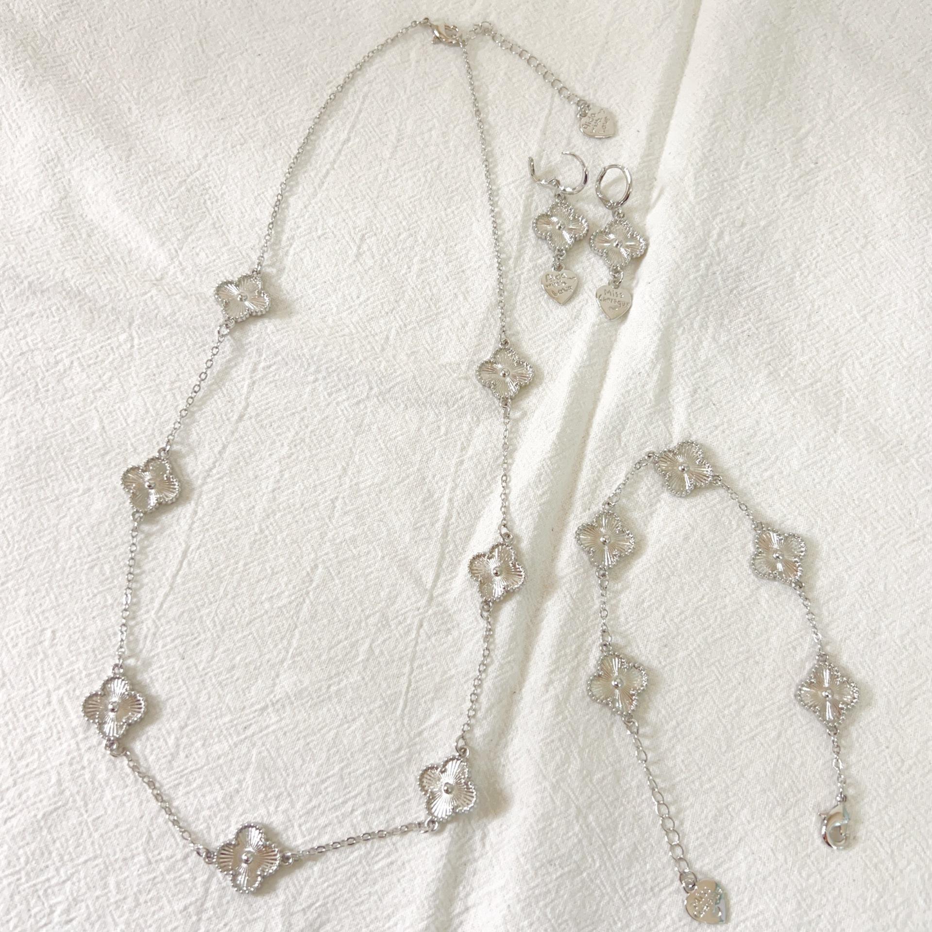 

3PCS Clover Necklace Bracelet Earrings Three-Piece Set Universal Lucky Four-Leaf Clover Flower Bracelet Choker Chain Earrings срібний