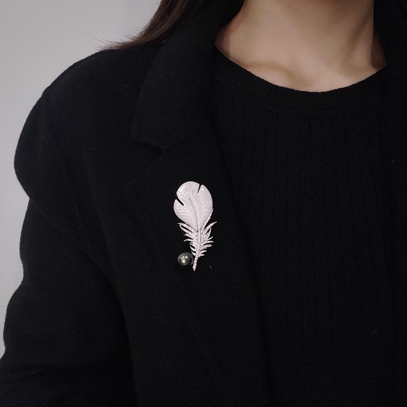 Gold-Plated Zircon Shell Feather Brooch with Pearl Accent