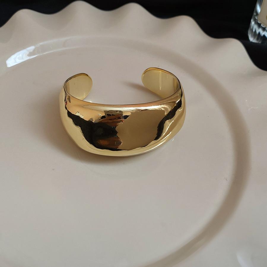 Irregular geometric smooth surface twisted opening bracelet, European and American style, unique and niche wristband, exaggerated and elegant jewelry